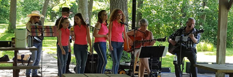 singers entertain under the shade of the picnic shelter